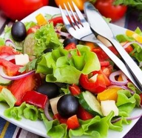 ensalada de verduras para la artritis del hombro