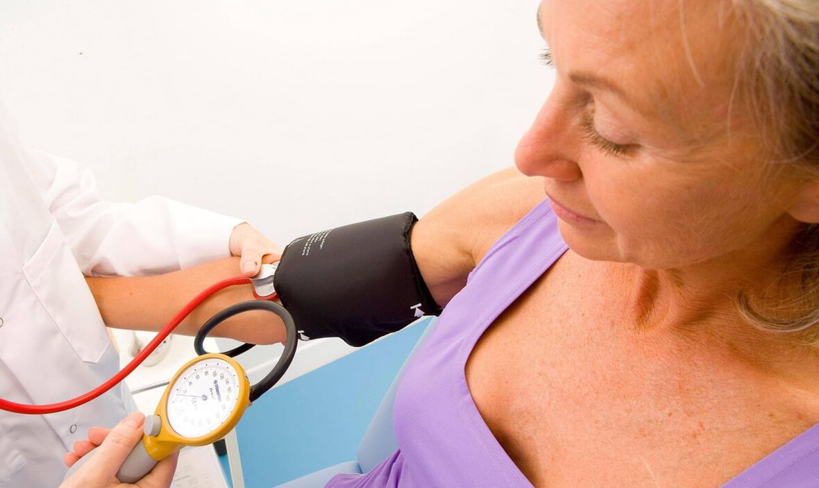 Los pacientes con osteocondrosis torácica están preocupados por la presión arterial alta